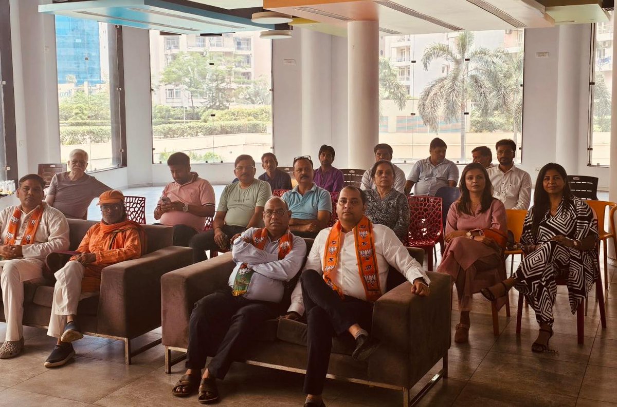 Arpit4BJP's tweet photo. शक्ति केंद्र शाहदरा में मोदी सरकार के 11 सफल वर्षों पर चौपाल बैठक संपन्न

आज शक्ति केंद्र शाहदरा पर आयोजित विशेष चौपाल में प्रधानमंत्री श्री नरेंद्र मोदी जी के नेतृत्व में केंद्र सरकार के 11 वर्षों की सेवा, सुशासन और गरीब कल्याण की ऐतिहासिक उपलब्धियों पर चर्चा की गई।

स्थानीय कार्यकर्ताओं की सक्रिय भागीदारी के साथ यह संवाद कार्यक्रम अत्यंत सफल रहा।
कार्यक्रम की संयोजिका श्रीमती दीक्षा जोशी जी को इस सार्थक आयोजन के लिए हार्दिक बधाई।

यह बैठक विकसित भारत के निर्माण की दिशा में भारतीय जनता पार्टी की जनसंवाद परंपरा और प्रतिबद्धता का परिचायक बनी।

#SevaSushasanGaribKalyan
#11YearsOfModiGovernment
#ViksitBharat