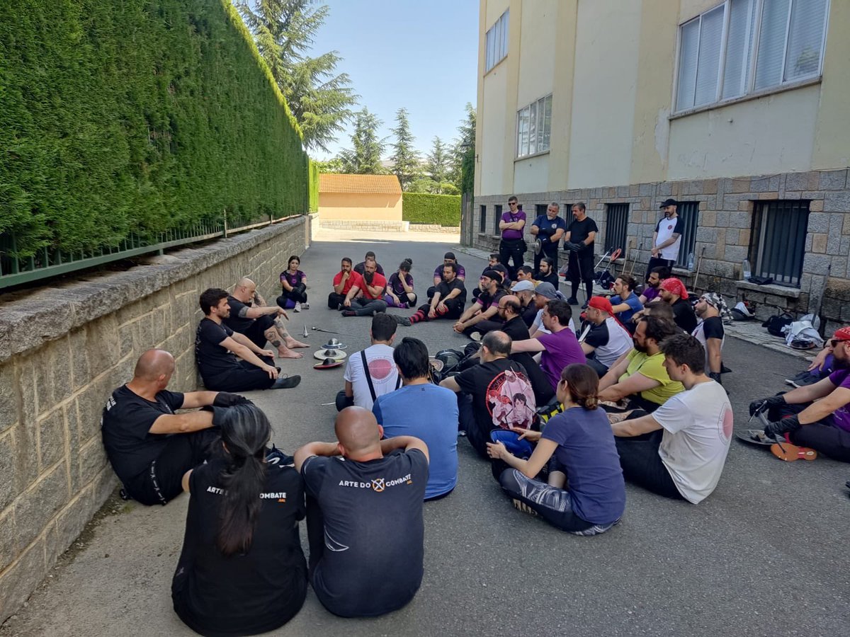 LondonLongsword's tweet photo. Kanbê Shimada and Kyûzô,
In Avila for the event from Esgrima histoica Avila, with help from Luis.
an exercise to rationalise the logics of I.33.
#hema #fencing #londonlongswordfamily #londonlongswordacademy #learnswordfighting #london #swordandshield #swordandbuckler #i33 https://t.co/avZmTTh1W6