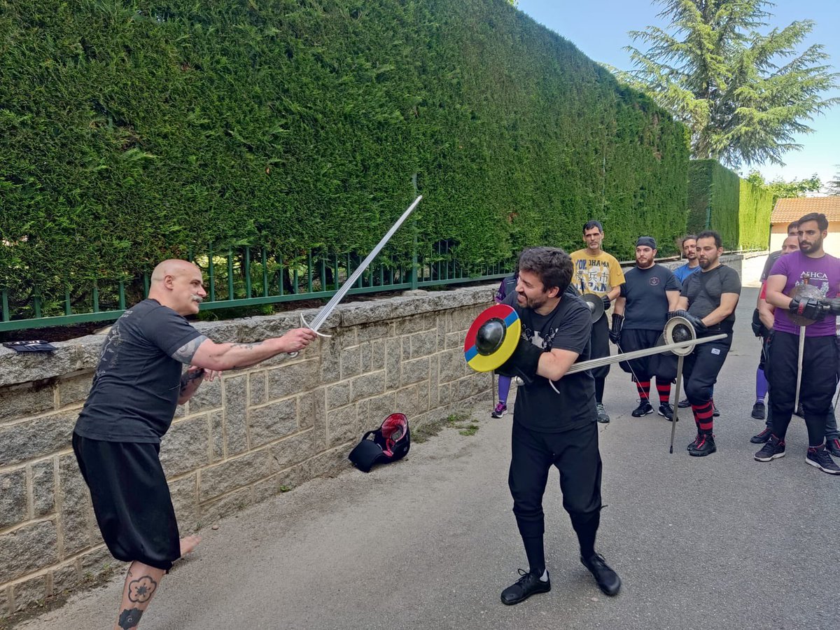 LondonLongsword's tweet photo. Kanbê Shimada and Kyûzô,
In Avila for the event from Esgrima histoica Avila, with help from Luis.
an exercise to rationalise the logics of I.33.
#hema #fencing #londonlongswordfamily #londonlongswordacademy #learnswordfighting #london #swordandshield #swordandbuckler #i33 https://t.co/avZmTTh1W6