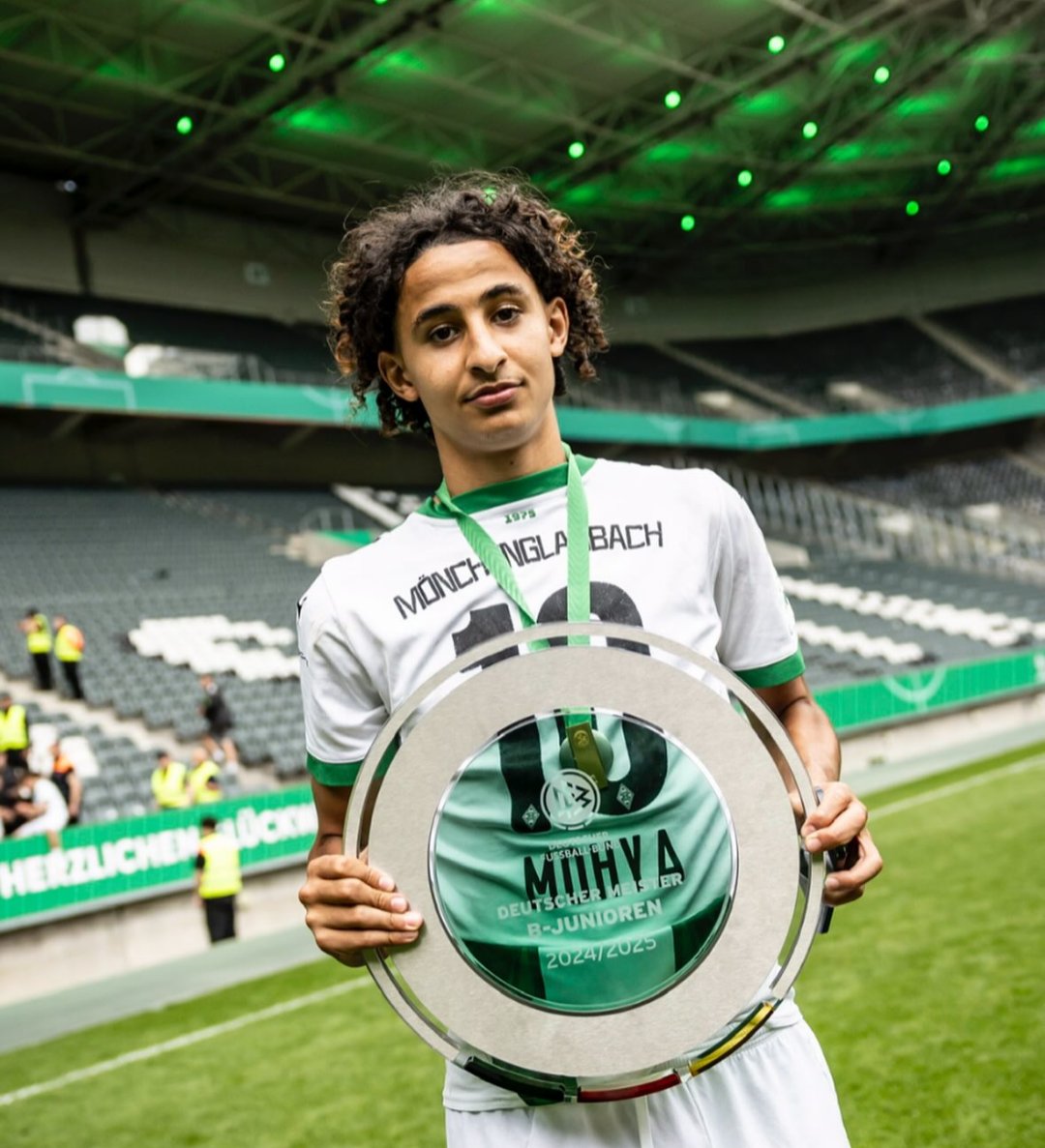 borussiainside's tweet photo. Da wir ja offensichtlich kein Geld haben:
Was hält uns eigentlich davon ab Spieler wie Mohya, Sauck, Fleck, Pesch usw. hochzuziehen und denen mal neh Chance zu geben? 
Einer der besten Jugendbereiche in ganz Deutschland aber keiner von den Jungs griegt mal eine Chance... 🙄 https://t.co/BGFf63umjg
