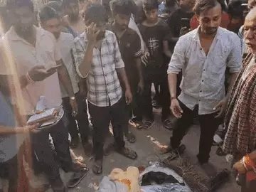 महराजगंज में शनी मद्धेशिया ने अपनी मर चुकी प्रेमिका से शादी रचाई। उसके हाथों में हल्दी लगाई। लाल साड़ी पहनाई। मांग में सिंदूर भरकर मंगलसूत्र पहनाया। फिर अर्थी के चारो ओर चक्कर लगाकर सात फेरे भी लिए। इस दौरान दोनों के परिवार वाले और मोहल्ले के लोग मौजूद रहे।

प्रेमी-प्रेमिका का