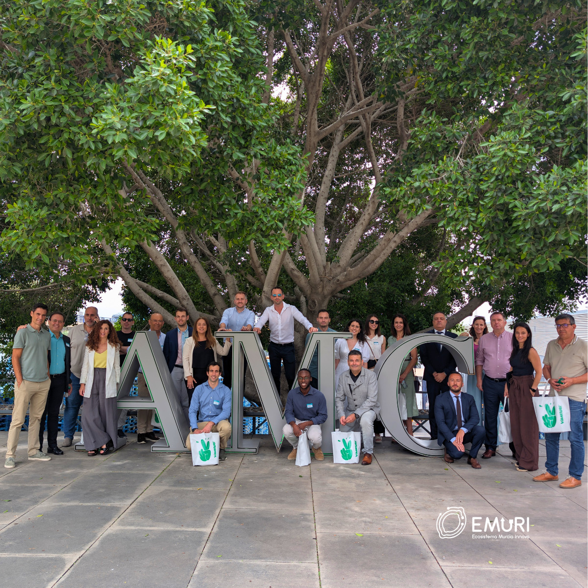 EmuriInnova's tweet image. 🎓 El pasado viernes pusimos el broche final a nuestros cursos de #InteligenciaArtifical junto a nuestras #empresaspatronas con una visita a las instalaciones de #AMCGLOBAL.
¡Gracias a todos los que lo habéis hecho posible! 👥
#IA #Innovación #EMURI #Patronos #Networking