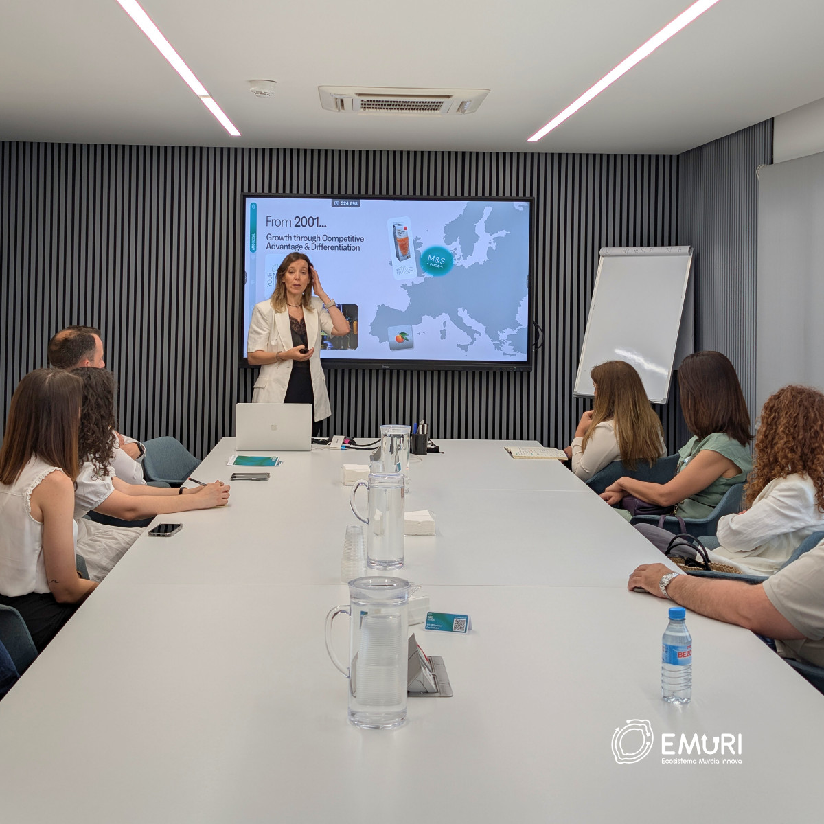 EmuriInnova's tweet image. 🎓 El pasado viernes pusimos el broche final a nuestros cursos de #InteligenciaArtifical junto a nuestras #empresaspatronas con una visita a las instalaciones de #AMCGLOBAL.
¡Gracias a todos los que lo habéis hecho posible! 👥
#IA #Innovación #EMURI #Patronos #Networking