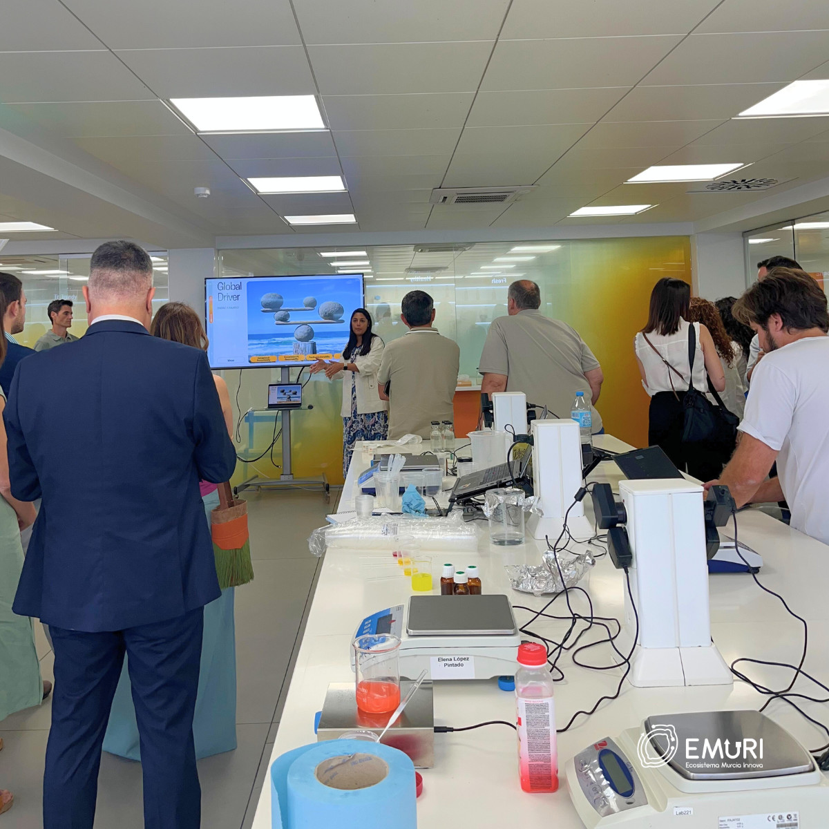 EmuriInnova's tweet image. 🎓 El pasado viernes pusimos el broche final a nuestros cursos de #InteligenciaArtifical junto a nuestras #empresaspatronas con una visita a las instalaciones de #AMCGLOBAL.
¡Gracias a todos los que lo habéis hecho posible! 👥
#IA #Innovación #EMURI #Patronos #Networking