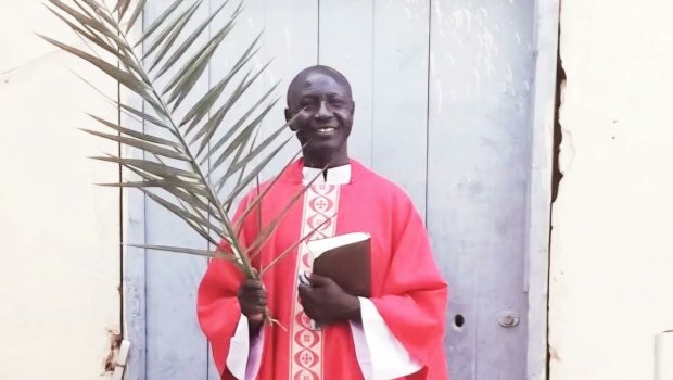 Le père Luke Jumu, curé d’El-Fasher, est mort ce 13 juin, à la suite de lourdes blessures causées par un tir d’obus. Le pape Léon XIV a exprimé à la République du Soudan, en pleine guerre civile depuis deux ans, sa profonde compassion. fr.aleteia.org/2025/06/16/sou…