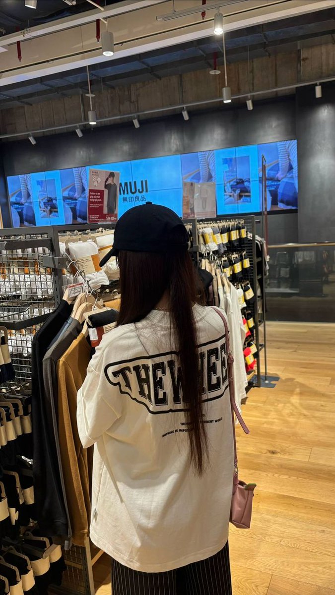 Victoria235607's tweet photo. Finding hidden gems and must-haves on London’s streets 💎🛒 https://t.co/pBbvbR61rs