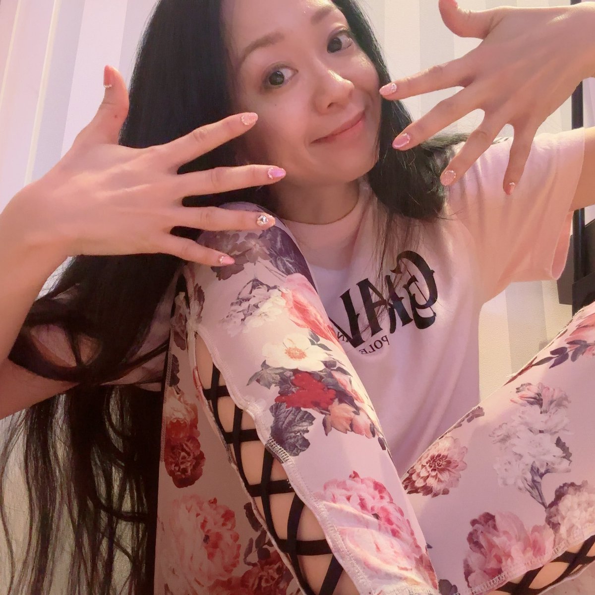 👑GRAVITY POLE DANCE STUDIO👑
レッスン前にGRAVITYカラーネイル💅
自分が出演期間は衣装に合わせるけど、今は自由なのに、結局一番好きなピンクに落ち着く🩷

舞台上で素敵に移動する為のレッスンです👠
ダンス＆ウォーキング入門🩰
(日)14：00〜15：15
(月)19：15〜20：30
gravity-pole-dance.com
