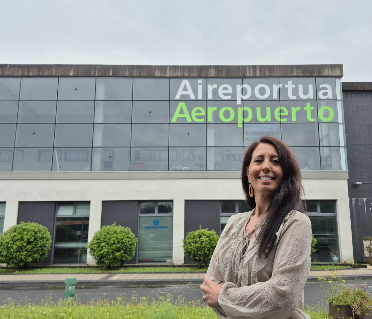 Gipuzkoako Garraioaren Lurralde Agintaritzak MUGI txartel anonimoak erosteko espazio bat gaitu du Hondarribiko aireportuan.
La Autoridad Territorial del Transporte de Gipuzkoa habilita un espacio de adquisición de tarjetas MUGI anónimas en el aeropuerto de Hondarribia. ✈️💳🚍