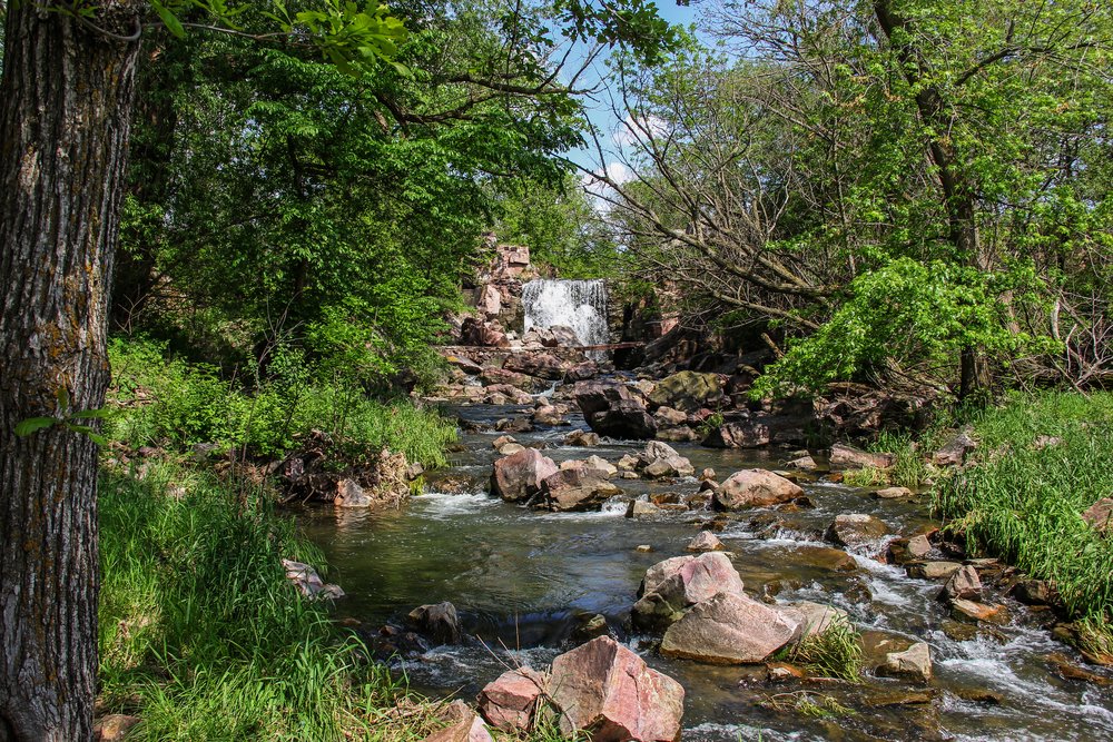 CanadaTunisie's tweet photo. Cloner des dinosaures n’est peut-être pas la meilleure idée, mais les étudier, oui !
Pipestone Creek, en #Alberta, abrite des milliers de #fossiles de dinosaures, avec jusqu’à 300 os par mètre carré, et de nouvelles découvertes sont faites chaque jour. 🦖🦕 https://t.co/meHAabSYUm