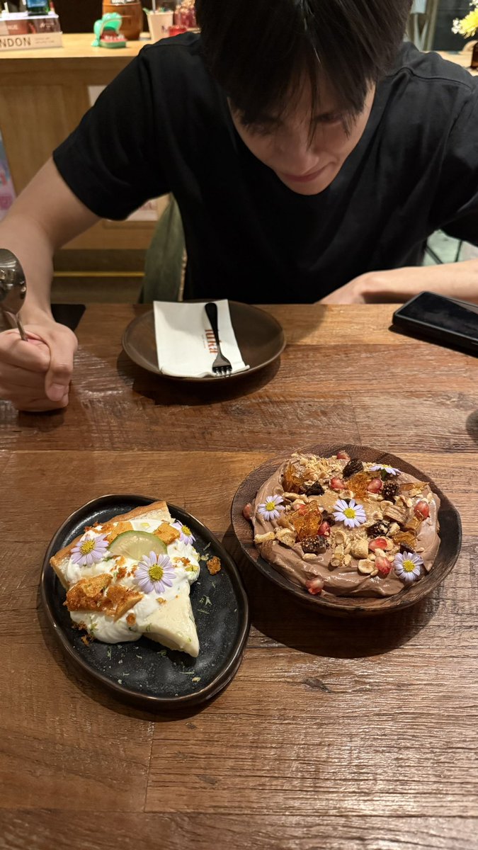 jubudesu's tweet photo. คือสามารถสร้างตำนานแฟนคนทั้งไอจีอีกรอบได้เลย หล่อวัสดุแฟนหนุ่มมาก https://t.co/zzZtRRaZ2M
