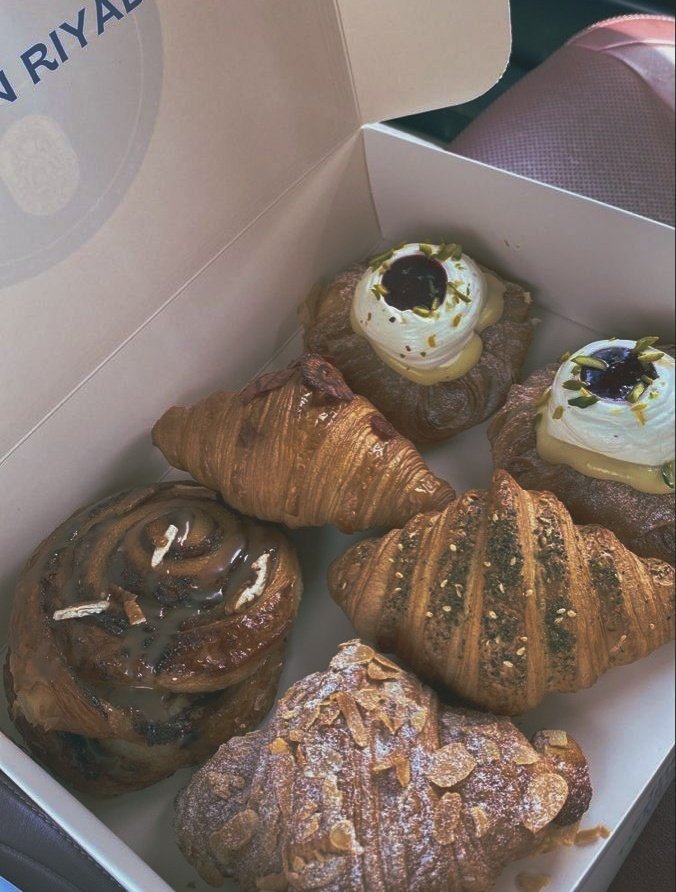 ︎
︎ ︎
【  #. 花屋  】  in  the  lens  of  𝘑io ￤   📸    𖥧

Buying the necessities for tonight's self care date with my fiancée. She's been hustling and bustling and I have to gently remind her sometimes that it's okay to take a pause and rest for a bit. 
︎
︎ ︎