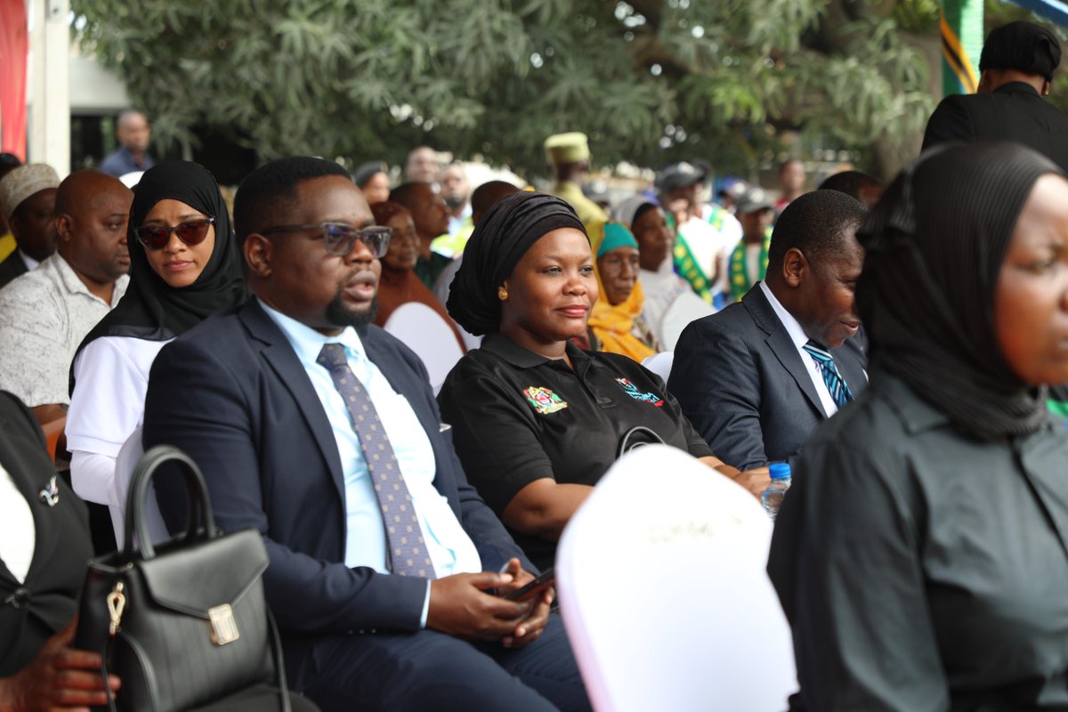 TanganyikaLaw's tweet photo. #HabariPicha
Mkurugenzi Mtendaji wa Tanganyika Law Society Bi. Mariam Othman akiwa kwenye uzinduzi wa Kampeni ya Msaada wa Kisheria ya Mama Samia iliyofanyika leo tarehe 16 Juni 2025 Mbagala ambapo mgeni rasmi alikua Waziri Mkuu Kassim Majaliwa. Aidha TLS inawakaribisha wananchi wote kutembelea banda lao lililopo viwanja vya Maturubai Mbagala kuweza kupata msaada wa kisheria bure kwa muda wa siku 10 kuanzia tarehe 16 - 25 Juni 2025.
#TLSSection4