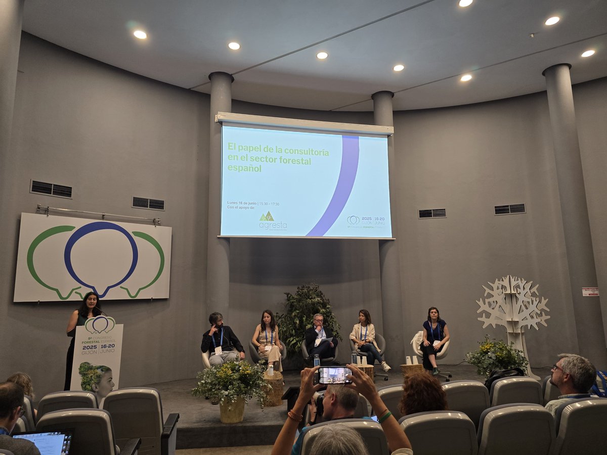 agrestascoop's tweet photo. Ya en marcha, en el anfiteatro del @congresoforesta, el taller: "El papel de la consultoría en el sector #forestal español"

Presenta: Nur Algeet (socia de AGRESTA S. Coop.)

#9CFE
#25agresta9CFE https://t.co/EQGreTS7m2