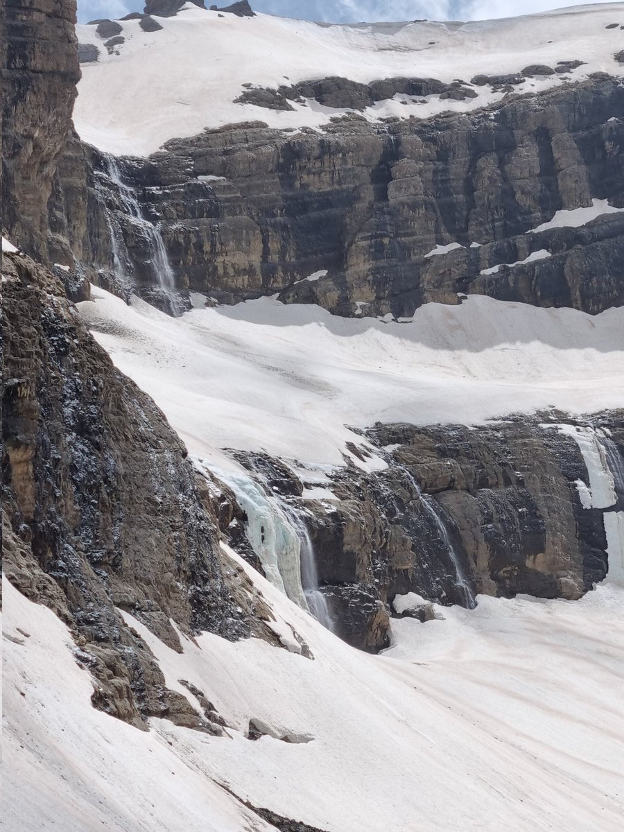 lluismatew's tweet photo. Cascada de hielo bien formada a mediados de Junio. Todavía mucha nieve por encima de los 2500 m. Zona #Serradets #Ordesa #Gavarnie @aquilatierratve @AEMET_Esp https://t.co/ux6zMzfNLA
