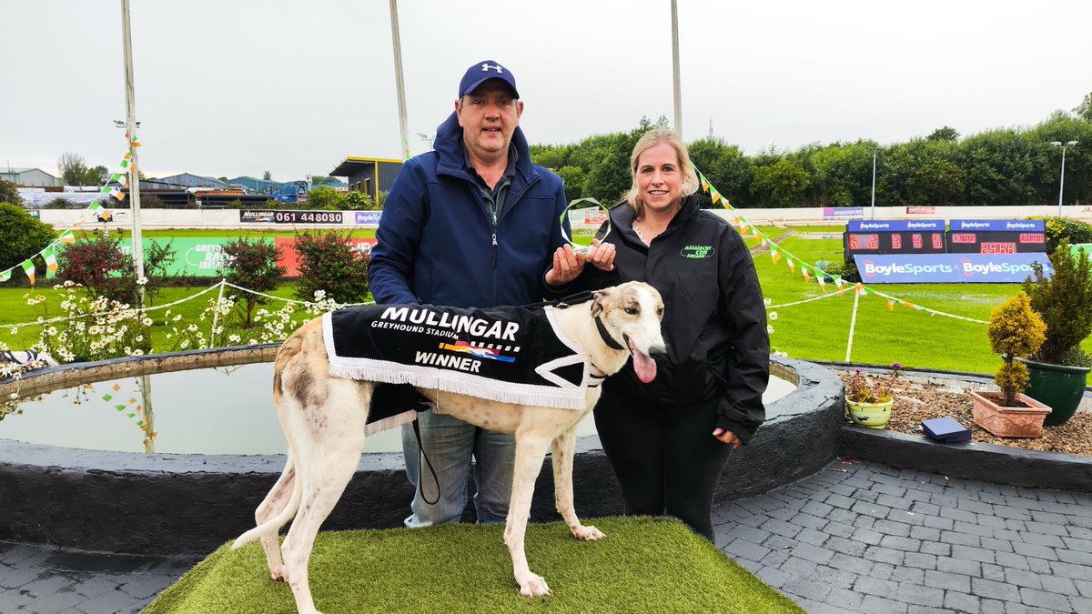 The June ON2/ON3 Unraced 525 Final 🏆

Congratulations to Owner John Snell following Single Lane’s fantastic win in Mullingar on Saturday evening.
Trevor Snell pictured with Single Lane.

#GoGreyhoundRacing #ThisRunsDeep