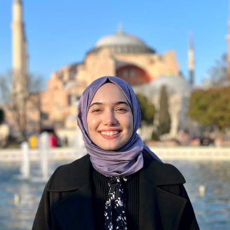 Soldaki Ekrem İmamoğlu! Suçsuz olduğu halde tam 90 gündür tutsak! 

Sağdaki ise Zehra Kınık! Kendisi bir katil... Bir çocuğun ölümünde asli kusurlu bulunmasına rağmen, tek bir gün bile tutuklu yargılanmadı! Aldığı cezanın yatarı bile yok, 1 gün bile içeri girmedi... Şimdi de