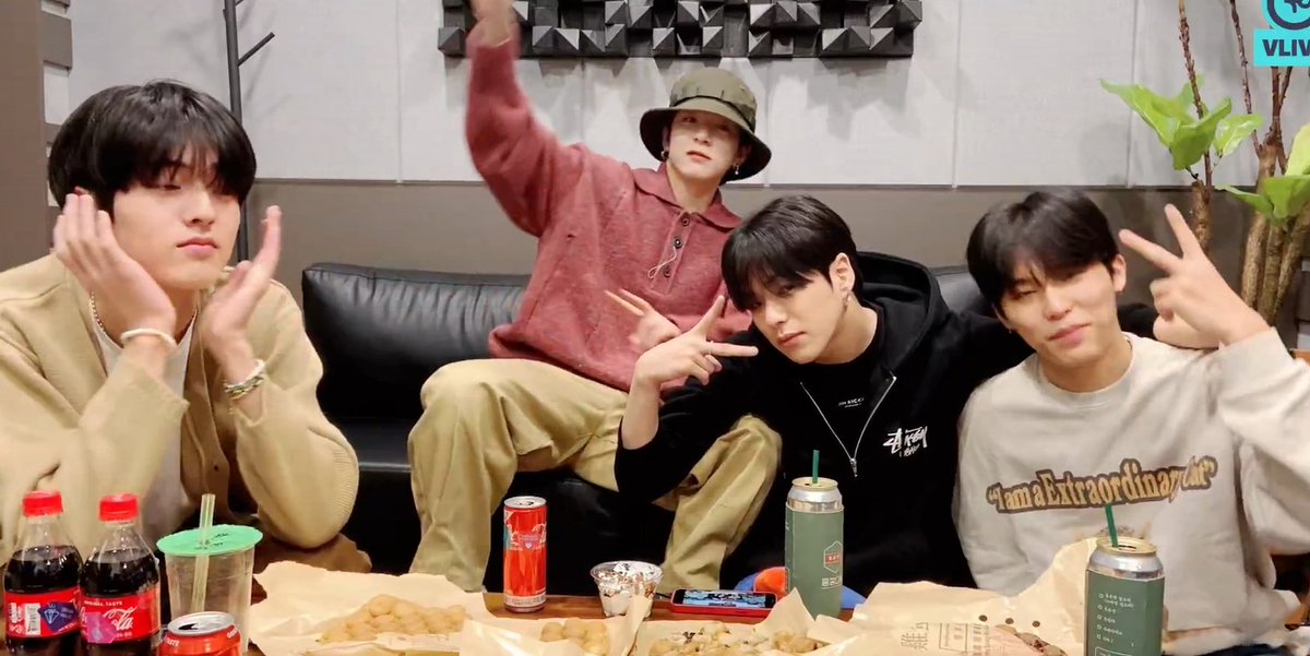 jhmarkoo's tweet photo. @treasuremenfess haruto selca sama monyet (di Bali kalo gak salah pas predebut)

hyunsuk dulu tiap update editannya rame banget wkwkw lucuu kangen��

live legend 0104 isinya 50% fanboy svt karaoke dan 50% nya guyon saja https://t.co/zBtRKwrwXr