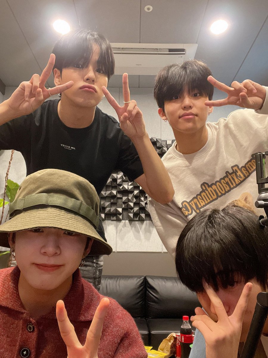 jhmarkoo's tweet photo. @treasuremenfess haruto selca sama monyet (di Bali kalo gak salah pas predebut)

hyunsuk dulu tiap update editannya rame banget wkwkw lucuu kangen��

live legend 0104 isinya 50% fanboy svt karaoke dan 50% nya guyon saja https://t.co/zBtRKwrwXr