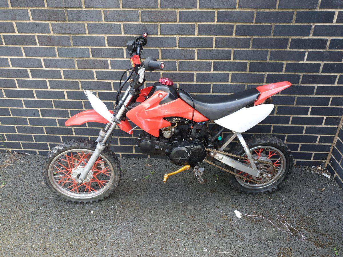Paignton Police seized this uninsured motorbike this afternoon after receiving multiple reports of it being ridden on the public highway. The vehicle will be crushed. #youcanridebutyoucannothide
#noexcuses #paignton