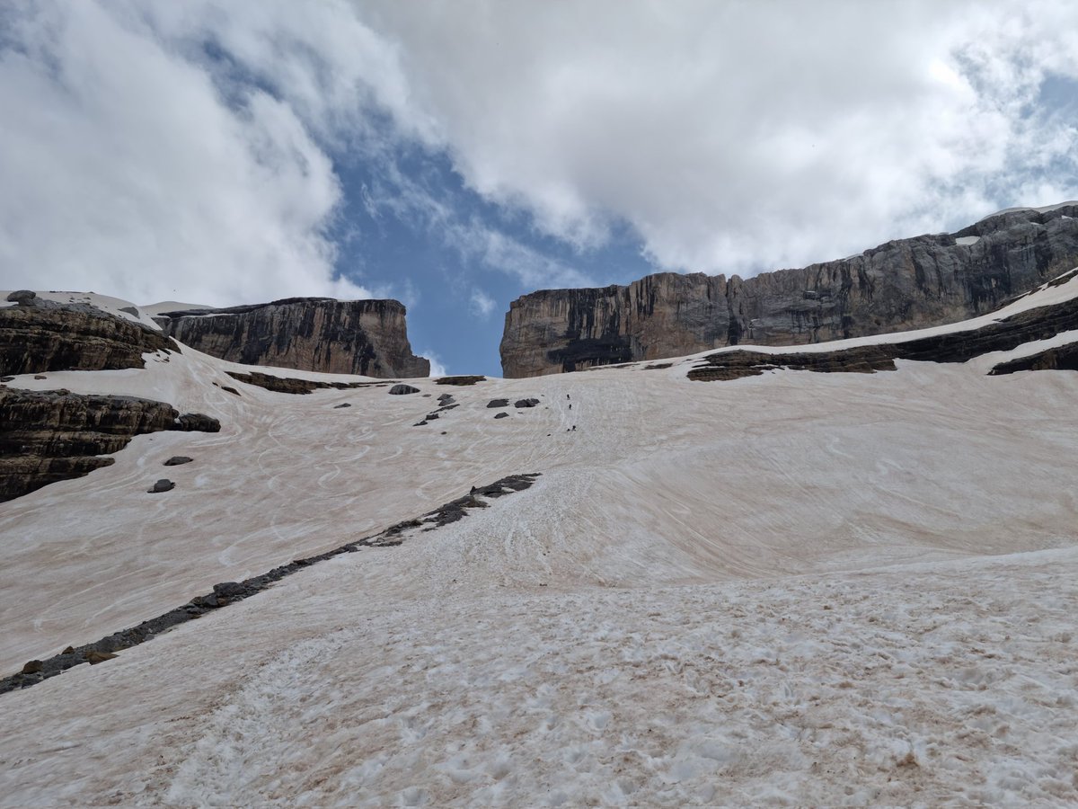 lluismatew's tweet photo. Cascada de hielo bien formada a mediados de Junio. Todavía mucha nieve por encima de los 2500 m. Zona #Serradets #Ordesa #Gavarnie @aquilatierratve @AEMET_Esp https://t.co/ux6zMzfNLA