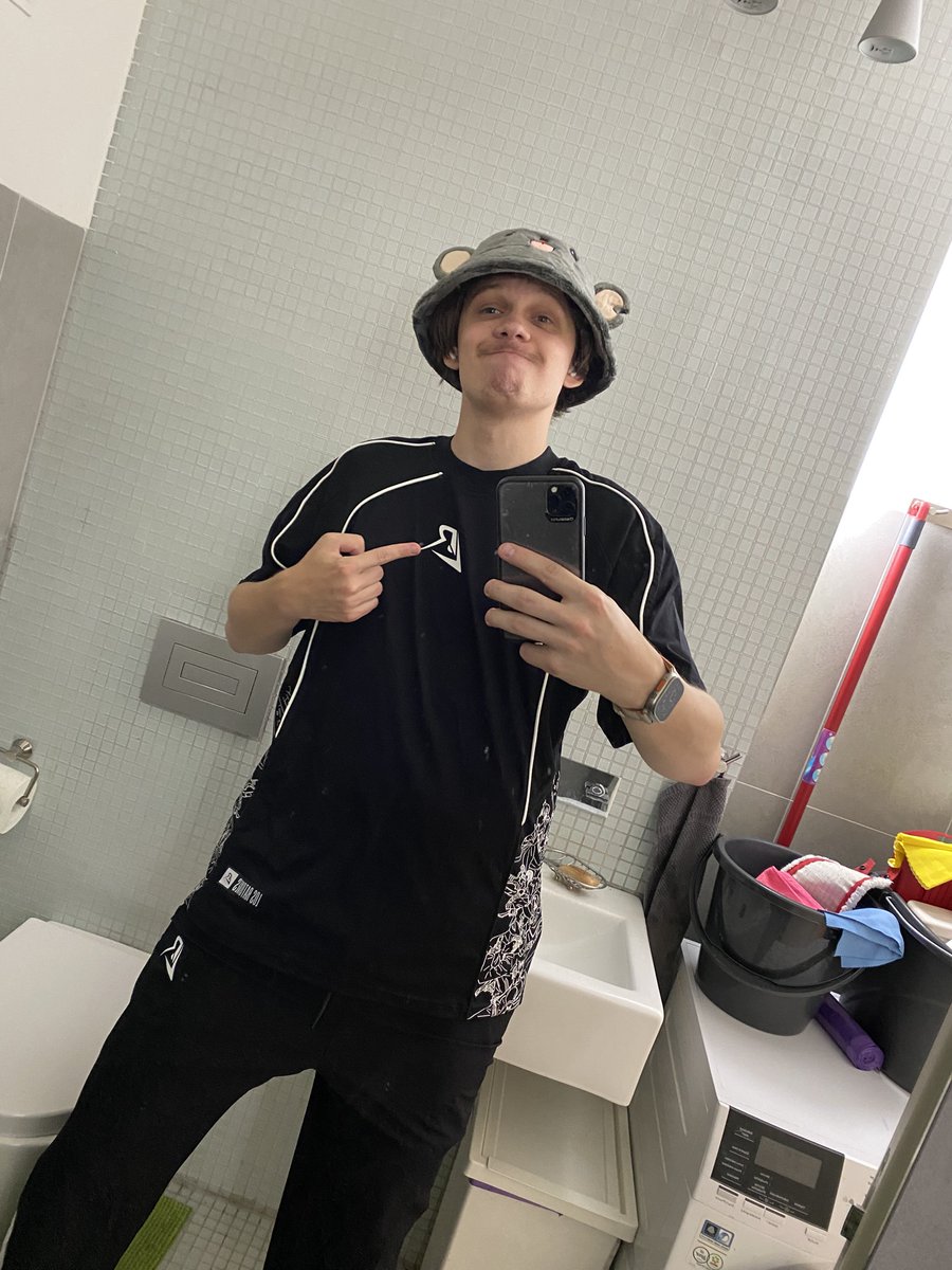 TomasCogik's tweet photo. Ready for @LEC summer split representing RAT gang. Ok i may pull out pedro move with fnatic jersey cuz "summer is ours" xdd

It feels so comfy, i love it!
@LosRatoneslol @Caedrel https://t.co/CfiENKalRF