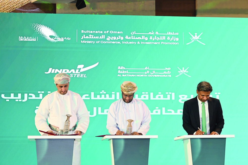 توقيع اتفاقيتين وبرنامجي تعاون لتمكين الكفاءات الوطنية في القطاع الصناعي 
#جريدة_عمان 

omandaily.om/article/1180649