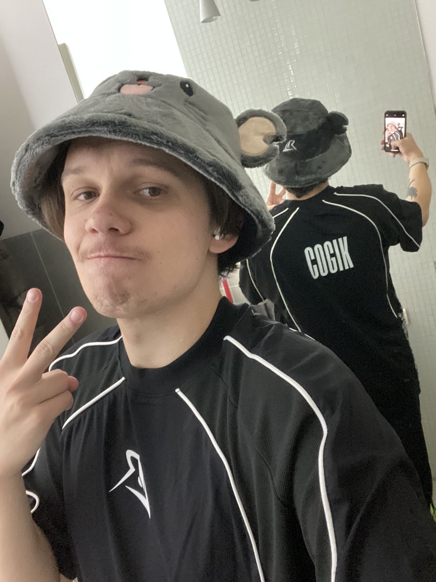 TomasCogik's tweet photo. Ready for @LEC summer split representing RAT gang. Ok i may pull out pedro move with fnatic jersey cuz "summer is ours" xdd

It feels so comfy, i love it!
@LosRatoneslol @Caedrel https://t.co/CfiENKalRF