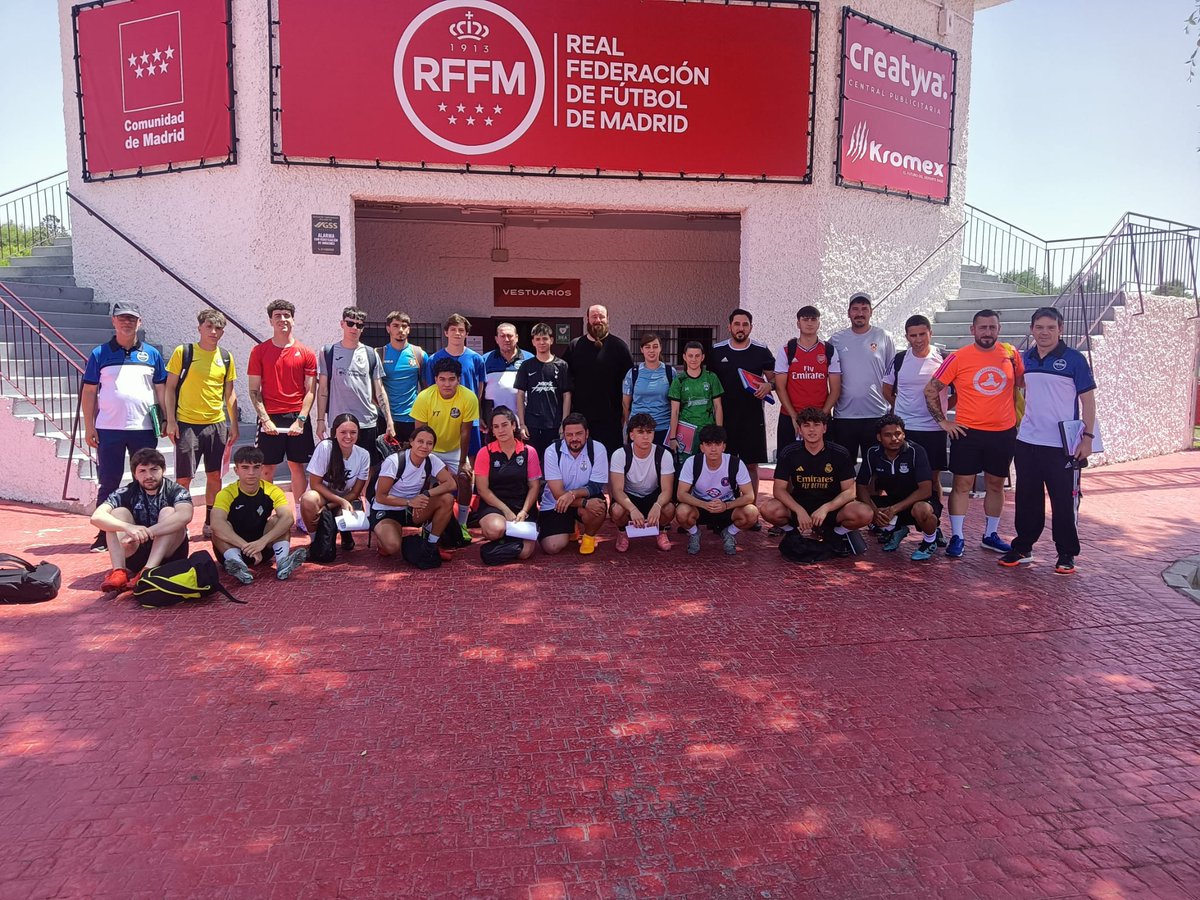 Los alumnos del curso UEFA C iniciado en abril han realizado esta tarde sobre el campo 1️⃣ de Cotorruelo 🏟️ una prueba práctica evaluable en la que han recibido el feedback del profesorado y también de sus compañeros