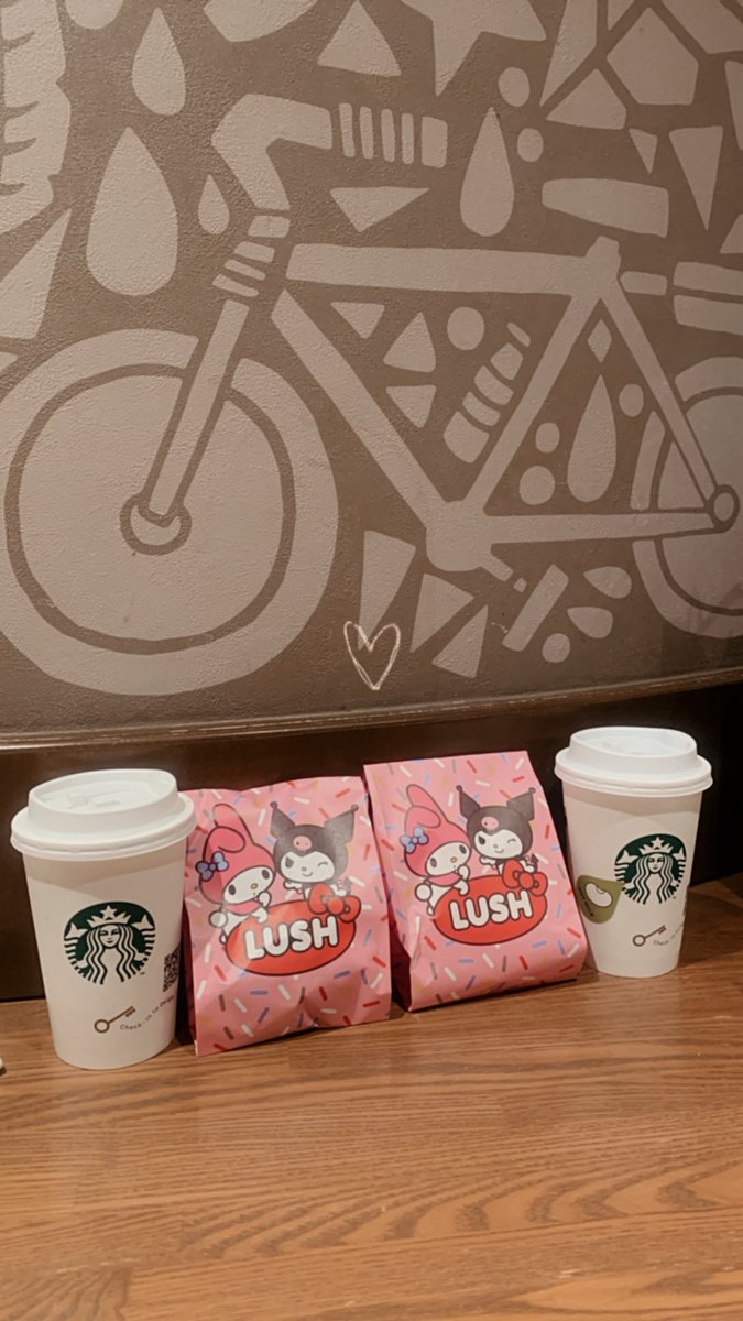 6262_nyan's tweet photo. 整理券競争に負けたのでごはん食べて新しくオープンしたLUSHでクロミ買った❤︎૮ ˶ •⩊• ˶ ა https://t.co/VdLidiZxzn