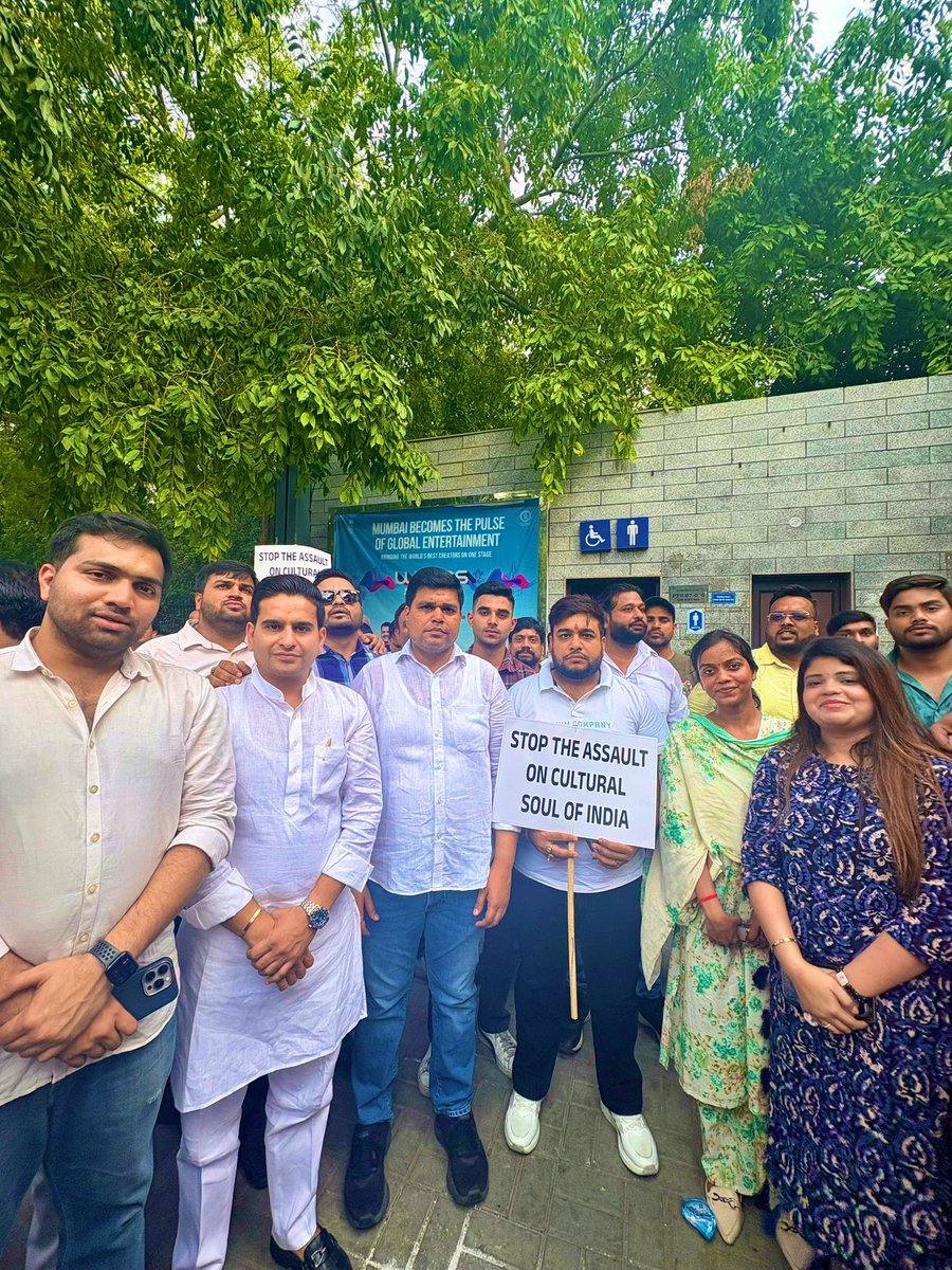 “टैगोर का अपमान नहीं सहेंगे!”

बंग्लादेश में लगातार हिंदुओं पर हो रहा हमला बताता है कि बंग्लादेश किन हाथों में खेल रहा है।

आज भारतीय जनता पार्टी, दिल्ली के नेतृत्व में तीन मूर्ति चौराहा से बांग्लादेश उच्चायोग तक विरोध मार्च में शामिल हुआ।

गुरुदेव रवींद्रनाथ टैगोर के पैतृक आवास