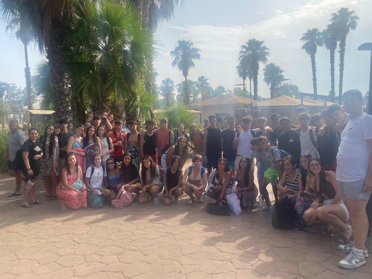 JuanGrisTwittea's tweet photo. Nos siguen llegando imágenes de nuestros alumnos de 4° en su tour mediterráneo, disfrutando de Tarragona, el mirador de Montjuic o el Aquopolis 😎🌞⛱️😃💦#viajedeestudios #compartiendoexperiencias https://t.co/HyrSez3m73