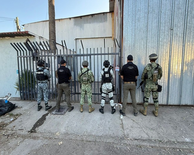 MilitaresAccion's tweet photo. Autoridades del #EjércitoMexicano y la #GuardiaNacional, en acción coordinada con la #FGR, realizaron un #operativo antidrogas en #Tijuana, asegurando más de 800 kg de metanfetamina y deteniendo a dos individuos ligados al Cártel del Pacífico. https://t.co/UhJdjnYSYp