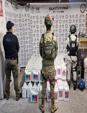 MilitaresAccion's tweet photo. Autoridades del #EjércitoMexicano y la #GuardiaNacional, en acción coordinada con la #FGR, realizaron un #operativo antidrogas en #Tijuana, asegurando más de 800 kg de metanfetamina y deteniendo a dos individuos ligados al Cártel del Pacífico. https://t.co/UhJdjnYSYp