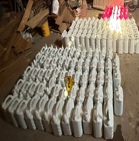 MilitaresAccion's tweet photo. Autoridades del #EjércitoMexicano y la #GuardiaNacional, en acción coordinada con la #FGR, realizaron un #operativo antidrogas en #Tijuana, asegurando más de 800 kg de metanfetamina y deteniendo a dos individuos ligados al Cártel del Pacífico. https://t.co/UhJdjnYSYp