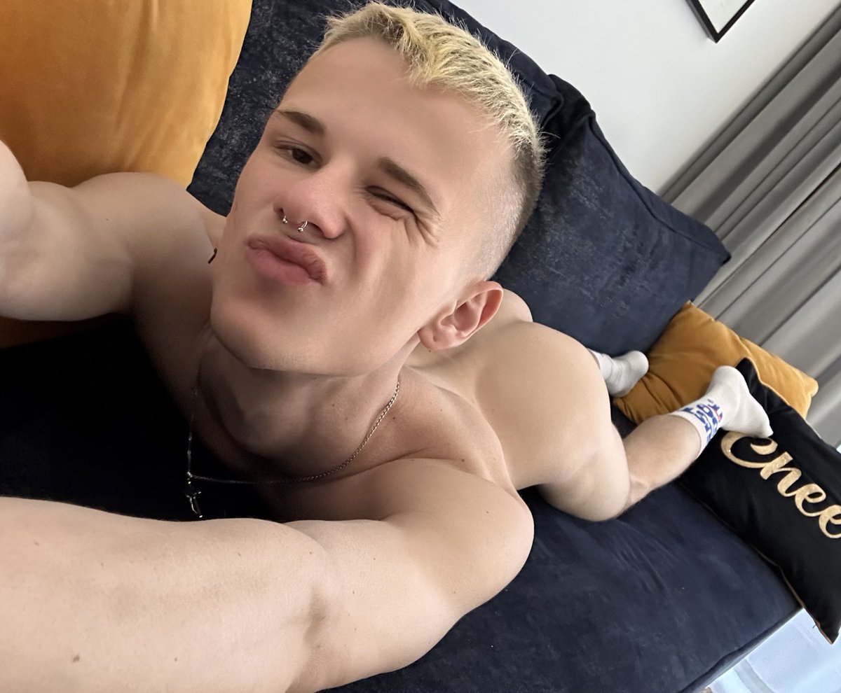 I share kisses and you give me a hug? 🩵🤍

get more ➡️onlyfans.com/xclusivepaul

#twink #gay #LGBTQ #teenboy #onlyfans