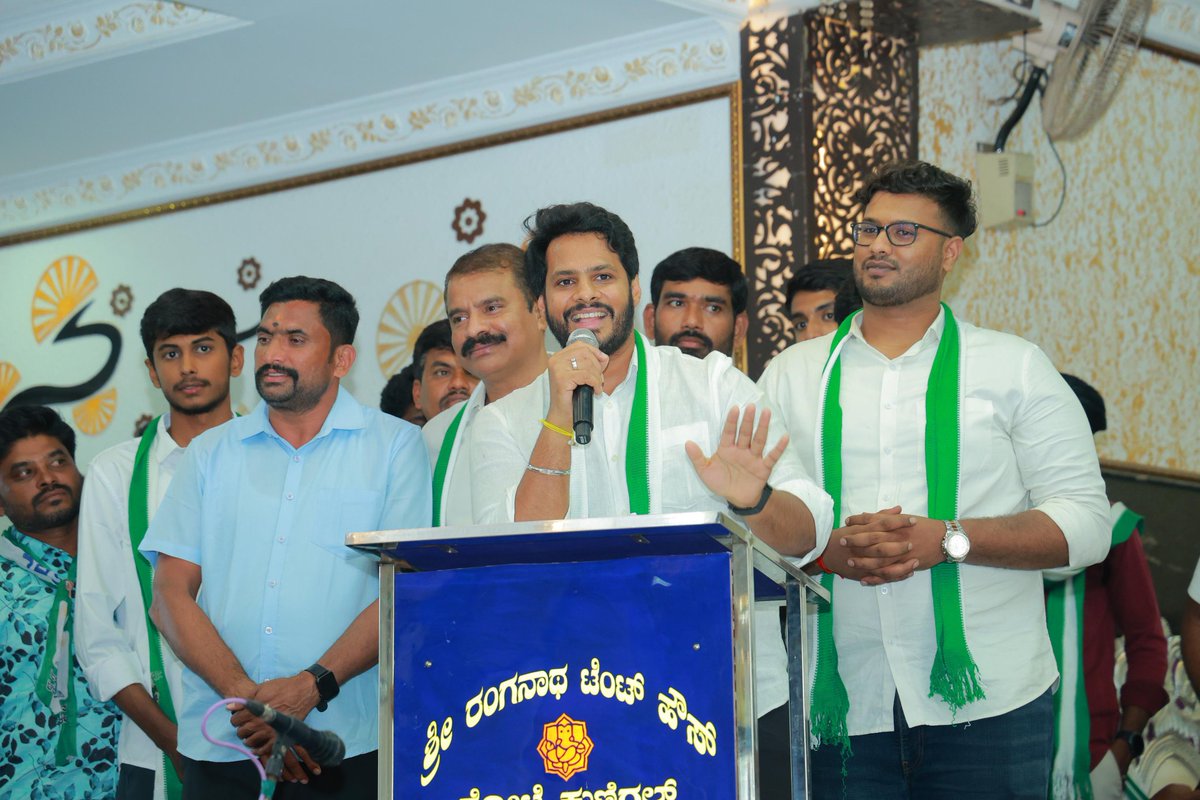 Nikhil_Kumar_k's tweet photo. ತುಮಕೂರು ಜಿಲ್ಲೆಯ ಕುಣಿಗಲ್ ನ ನಕ್ಷತ್ರ ಪ್ಯಾಲೇಸ್ ನಲ್ಲಿ ಹಮ್ಮಿಕೊಂಡಿದ್ದ ಜನರೊಂದಿಗೆ ಜನತಾದಳ ಅಭಿಯಾನ ಮತ್ತು ಕಾರ್ಯಕರ್ತರ ಸಭೆ ಹಾಗೂ ಪಕ್ಷದ ಸದಸ್ಯತ್ವ ನೋಂದಣಿ ಅಭಿಯಾನ ಕಾರ್ಯಕ್ರಮವನ್ನು ಹಿರಿಯ ಕಾರ್ಯಕರ್ತರೊಂದಿಗೆ ಉದ್ಘಾಟಿಸಿ, ಕಾರ್ಯಕರ್ತ ಬಂಧುಗಳನ್ನು ಉದ್ದೇಶಿಸಿ ಮಾತನಾಡಿದೆನು‌.

ಜೆಡಿಎಸ್ ಪಕ್ಷವನ್ನು ಕುಣಿಗಲ್ ಕ್ಷೇತ್ರದಲ್ಲಿ ಬಲಿಷ್ಠವಾಗಿ ಸಂಘಟಿಸುವ ನಿಟ್ಟಿನಲ್ಲಿ ಬೂತ್ ಮಟ್ಟದಲ್ಲಿ ಸದಸ್ಯತ್ವ ನೋಂದಣಿ ಮಾಡಿಸಲು ಕಾರ್ಯಕರ್ತರಿಗೆ ಮನವಿ ಮಾಡಿದೆನು. ಅಲ್ಲದೇ ಪಕ್ಷದ ನಿಷ್ಠಾವಂತ ಕಾರ್ಯಕರ್ತರ ಛಲದಿಂದ ಜೆಡಿಎಸ್ ಪಕ್ಷ ಉಳಿದಿದ್ದು, ನಾವೆಲ್ಲರೂ ಹಿಂದಿಗಿಂತಲೂ ಬಲಿಷ್ಠವಾಗಿ ಪಕ್ಷ ಕಟ್ಟೋಣ ಎಂದು ಸಂಕಲ್ಪ ಮಾಡಲಾಯಿತು.

ಈ ಸಂದರ್ಭದಲ್ಲಿ ಮಾಜಿ ಸಚಿವರಾದ ಶ್ರೀ ಡಿ. ನಾಗರಾಜಯ್ಯ ರವರು, ಮಾಜಿ ವಿಧಾನ ಪರಿಷತ್ ಸದಸ್ಯರಾದ ತಿಪ್ಪೇಸ್ವಾಮಿ ರವರು, ತಾಲ್ಲೂಕು ಅಧ್ಯಕ್ಷರಾದ ಶ್ರೀ ಜಗದೀಶ ನಾಗರಾಜಯ್ಯ ರವರು, ಮುಖಂಡರಾದ ಶ್ರೀ ರವಿ ರವರು ಸೇರಿದಂತೆ ಪ್ರಮುಖ ಮುಖಂಡರು, ಪಧಾದಿಕಾರಿಗಳು ಹಾಗೂ ಕಾರ್ಯಕರ್ತರು ಉಪಸ್ಥಿತರಿದ್ದರು.

#ಜನರೊಂದಿಗೆಜನತಾದಳ