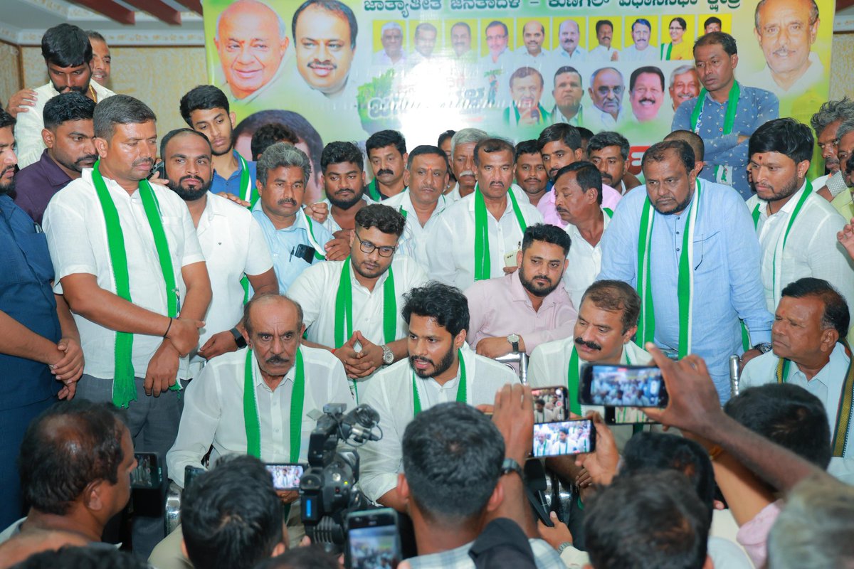 Nikhil_Kumar_k's tweet photo. ತುಮಕೂರು ಜಿಲ್ಲೆಯ ಕುಣಿಗಲ್ ನ ನಕ್ಷತ್ರ ಪ್ಯಾಲೇಸ್ ನಲ್ಲಿ ಹಮ್ಮಿಕೊಂಡಿದ್ದ ಜನರೊಂದಿಗೆ ಜನತಾದಳ ಅಭಿಯಾನ ಮತ್ತು ಕಾರ್ಯಕರ್ತರ ಸಭೆ ಹಾಗೂ ಪಕ್ಷದ ಸದಸ್ಯತ್ವ ನೋಂದಣಿ ಅಭಿಯಾನ ಕಾರ್ಯಕ್ರಮವನ್ನು ಹಿರಿಯ ಕಾರ್ಯಕರ್ತರೊಂದಿಗೆ ಉದ್ಘಾಟಿಸಿ, ಕಾರ್ಯಕರ್ತ ಬಂಧುಗಳನ್ನು ಉದ್ದೇಶಿಸಿ ಮಾತನಾಡಿದೆನು‌.

ಜೆಡಿಎಸ್ ಪಕ್ಷವನ್ನು ಕುಣಿಗಲ್ ಕ್ಷೇತ್ರದಲ್ಲಿ ಬಲಿಷ್ಠವಾಗಿ ಸಂಘಟಿಸುವ ನಿಟ್ಟಿನಲ್ಲಿ ಬೂತ್ ಮಟ್ಟದಲ್ಲಿ ಸದಸ್ಯತ್ವ ನೋಂದಣಿ ಮಾಡಿಸಲು ಕಾರ್ಯಕರ್ತರಿಗೆ ಮನವಿ ಮಾಡಿದೆನು. ಅಲ್ಲದೇ ಪಕ್ಷದ ನಿಷ್ಠಾವಂತ ಕಾರ್ಯಕರ್ತರ ಛಲದಿಂದ ಜೆಡಿಎಸ್ ಪಕ್ಷ ಉಳಿದಿದ್ದು, ನಾವೆಲ್ಲರೂ ಹಿಂದಿಗಿಂತಲೂ ಬಲಿಷ್ಠವಾಗಿ ಪಕ್ಷ ಕಟ್ಟೋಣ ಎಂದು ಸಂಕಲ್ಪ ಮಾಡಲಾಯಿತು.

ಈ ಸಂದರ್ಭದಲ್ಲಿ ಮಾಜಿ ಸಚಿವರಾದ ಶ್ರೀ ಡಿ. ನಾಗರಾಜಯ್ಯ ರವರು, ಮಾಜಿ ವಿಧಾನ ಪರಿಷತ್ ಸದಸ್ಯರಾದ ತಿಪ್ಪೇಸ್ವಾಮಿ ರವರು, ತಾಲ್ಲೂಕು ಅಧ್ಯಕ್ಷರಾದ ಶ್ರೀ ಜಗದೀಶ ನಾಗರಾಜಯ್ಯ ರವರು, ಮುಖಂಡರಾದ ಶ್ರೀ ರವಿ ರವರು ಸೇರಿದಂತೆ ಪ್ರಮುಖ ಮುಖಂಡರು, ಪಧಾದಿಕಾರಿಗಳು ಹಾಗೂ ಕಾರ್ಯಕರ್ತರು ಉಪಸ್ಥಿತರಿದ್ದರು.

#ಜನರೊಂದಿಗೆಜನತಾದಳ