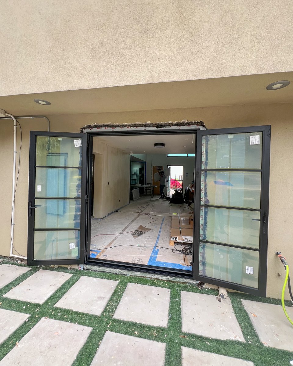 CabanaConcepts's tweet photo. Another LaCantina install completed!
1L1R outswing with a Bronze Anodized frame, Black hardware, and 1" SDL lites (1W x 4H) — measuring 6' x 7'. Clean, modern, and made to elevate any space.
#LaCantina #BronzeFrame #Modern #CustomInstall #HomeDesign #CabanaConcepts https://t.co/TrJ1NUZRux