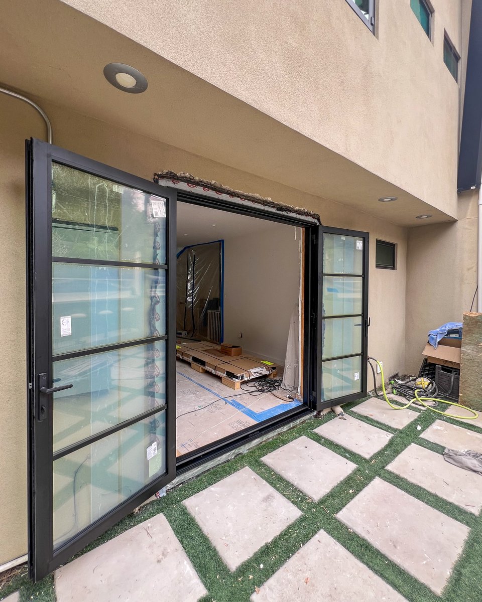 CabanaConcepts's tweet photo. Another LaCantina install completed!
1L1R outswing with a Bronze Anodized frame, Black hardware, and 1" SDL lites (1W x 4H) — measuring 6' x 7'. Clean, modern, and made to elevate any space.
#LaCantina #BronzeFrame #Modern #CustomInstall #HomeDesign #CabanaConcepts https://t.co/TrJ1NUZRux