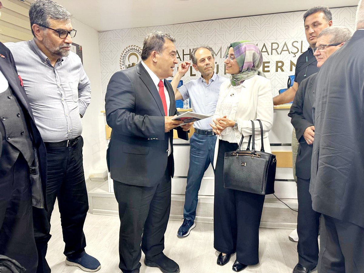 Dünya gündemi ve  ülkemiz siyasetine yönelik tespitleri, öngörüleri, analizleri ve tavsiyeleriyle derdi memleket olan, vatan olan herkesin istifade ettiği,  ülkemizin önemli bir değeri olan Sayın <a href="/abdullahciftcib/">Abdullah Çiftçi</a> abime Dijital Muhafazakârlık kitabımı takdim ettim.