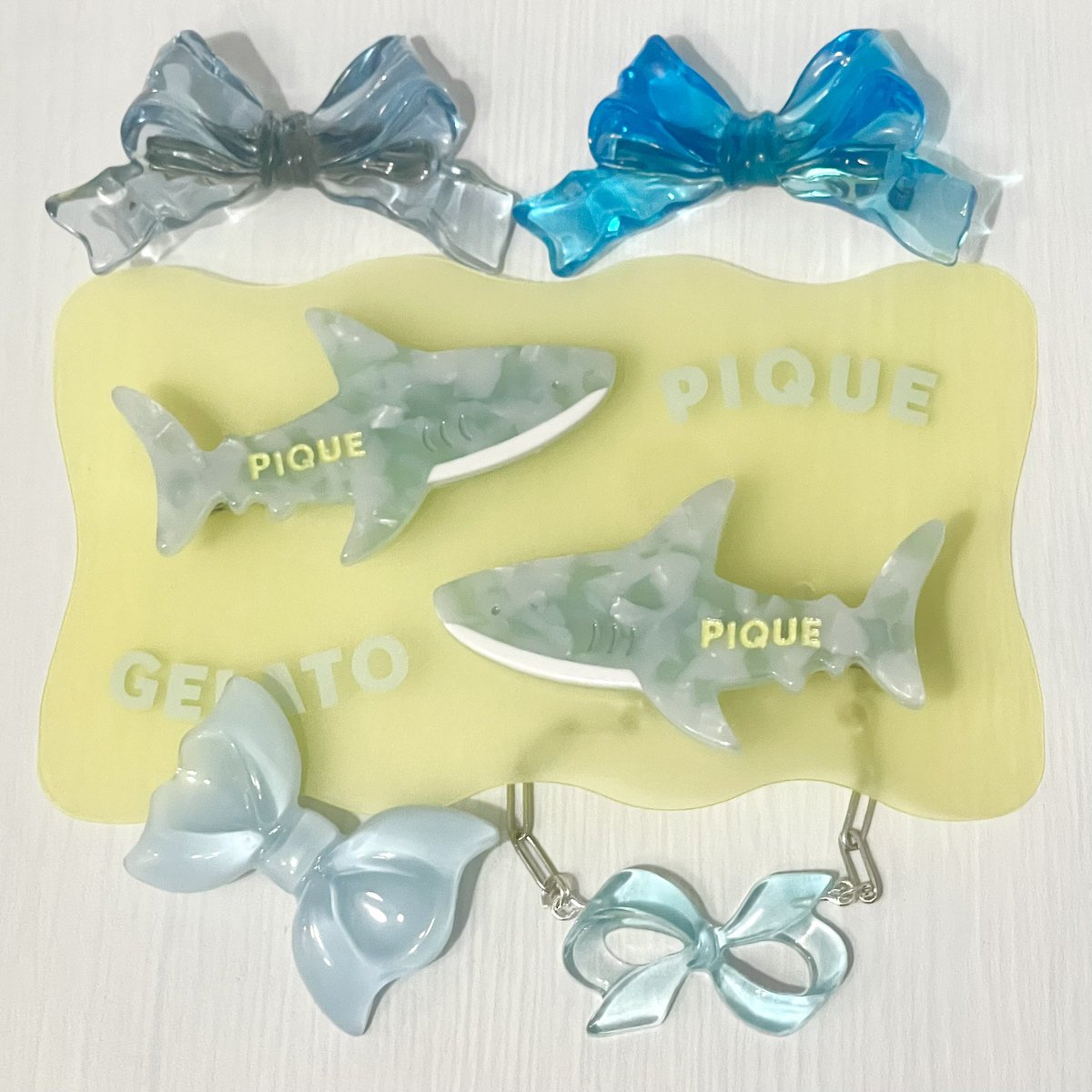 am5_18's tweet photo. 🦈に合わせたくてアクセサリー色々作った〜可愛い🩵🎀
いつまでもキラキラとリボンと水色が好き https://t.co/oT1QrVU44p