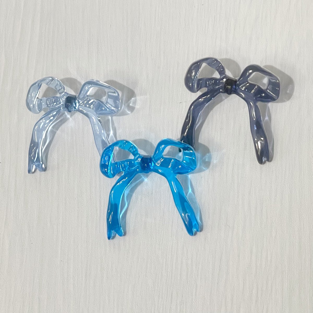 am5_18's tweet photo. 🦈に合わせたくてアクセサリー色々作った〜可愛い🩵🎀
いつまでもキラキラとリボンと水色が好き https://t.co/oT1QrVU44p