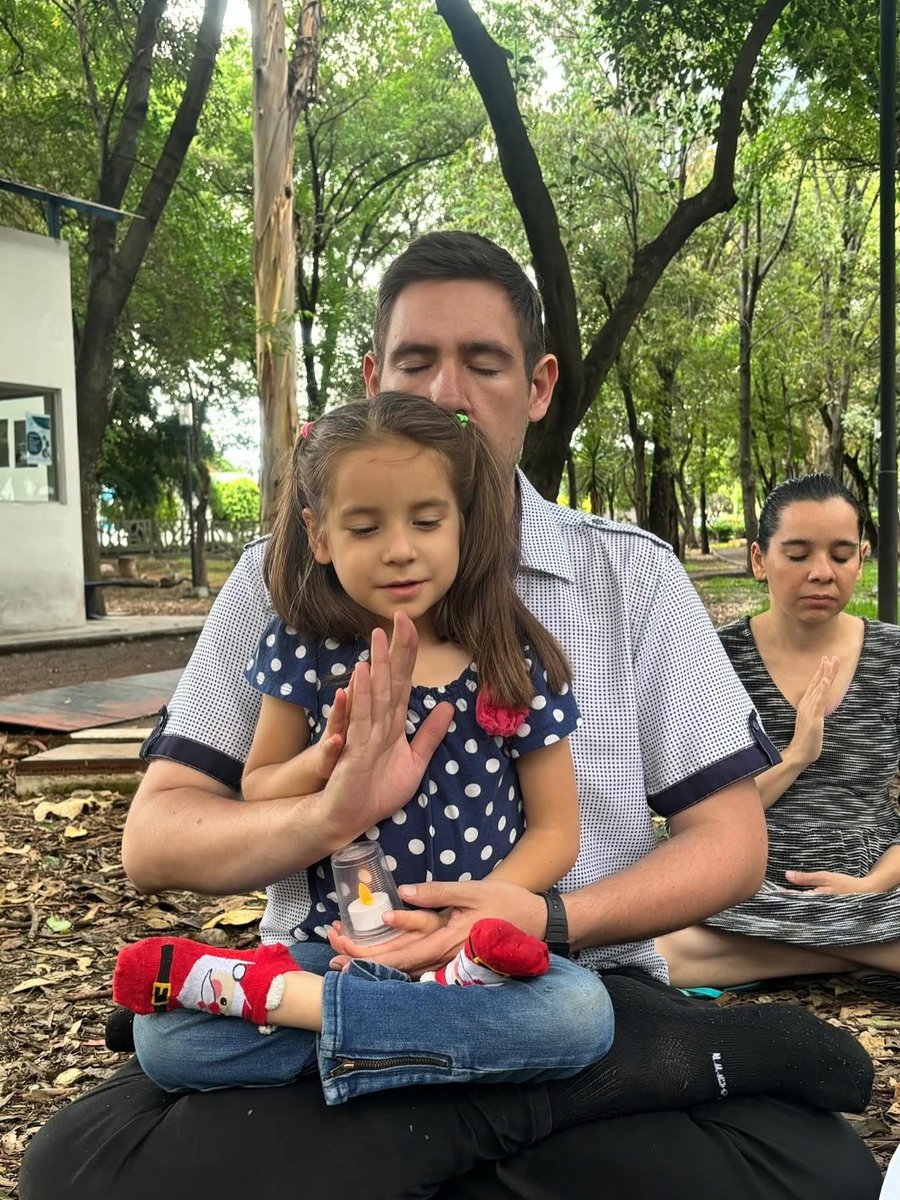 FalunDafaMex's tweet photo. Nuestro deseo es que lleguen a ser unos Padres virtuosos y sabios llenas  de Verdad, Benevolencia y Tolerancia. 
¡Feliz dia del Padre! 💛👨🏻💙🪷 https://t.co/bcBbSA2DFB