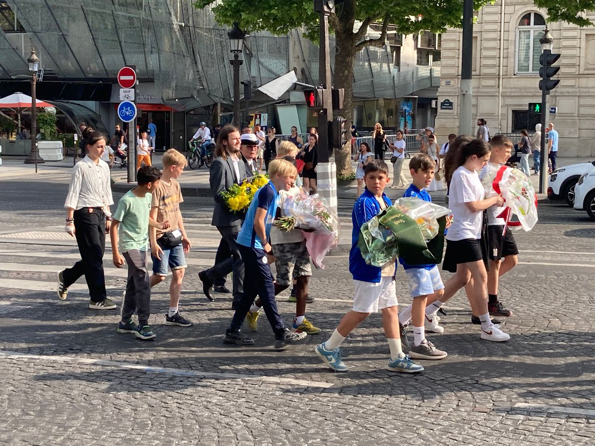 Semaine 🇪🇺 80 ans après. L' <a href="/ofaj_dfjw/">🇫🇷 OFAJ_DFJW 🇩🇪</a> et #jumelage <a href="/VilledeVoisins/">Ville de Voisins</a> organisent avec la présence de <a href="/MouvementEuro78/">Mouvement Européen - Yvelines</a> une semaine autour du sport &amp; de la citoyenneté 🇪🇺 avec des jeunes footballeurs 🇨🇵🇵🇱🇩🇪. <a href="/Europarl_FR/">Parlement européen en France</a>, plages du débarquements, dépôt d'une gerbe à l'arc de triomphe