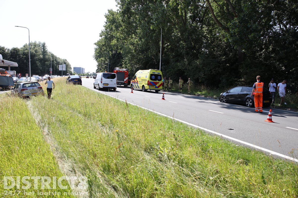 RedactieD8's tweet photo. Ongeval op de #N470 richting de #A4 bij #Delft. Drie voertuigen kwamen met elkaar in botsing door een foutje tijdens het invoegen. Er raakte zover bekend niemand gewond, door het ongeval wel flinke file. https://t.co/UmcLT9JSXS