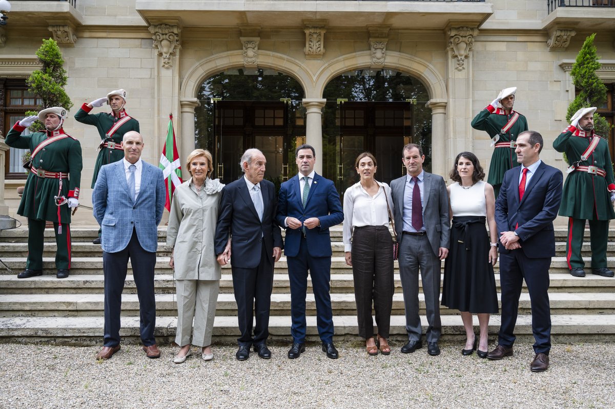 Eusko Jaurlaritza - Gobierno Vasco (@gob_eus) on Twitter photo 🗣 <a href="/Imanol_Pradales/">Imanol Pradales</a>: “Pusisteis los cimientos permitiendo a quienes hemos ido tomando el testigo de disponer de herramientas para seguir creciendo en prosperidad y en bienestar”.
➕ Diktaduraren osteko lehen Eusko Jaurlaritza omentzeko ekitaldi hunkigarria egin da Ajuria Enean. 🗣 <a href="/Imanol_Pradales/">Imanol Pradales</a>: “Pusisteis los cimientos permitiendo a quienes hemos ido tomando el testigo de disponer de herramientas para seguir creciendo en prosperidad y en bienestar”.
➕ Diktaduraren osteko lehen Eusko Jaurlaritza omentzeko ekitaldi hunkigarria egin da Ajuria Enean.