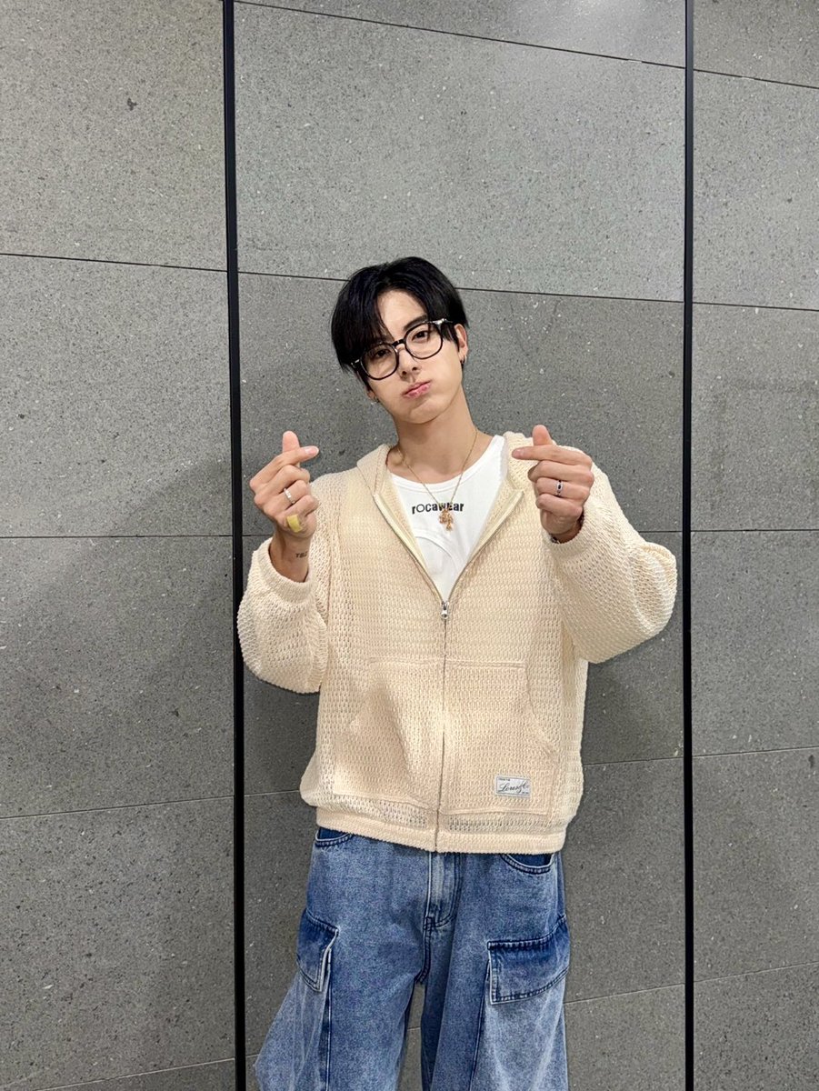 [📸] 에릭 아이돌 라디오 시즌4 DJ 완료🐶 돌랑이 만나니까 텐션 업⤴ 오늘 하루 기분 진짜 좋았어요⛅ 

#THEBOYZ #더보이즈
#ERIC #에릭