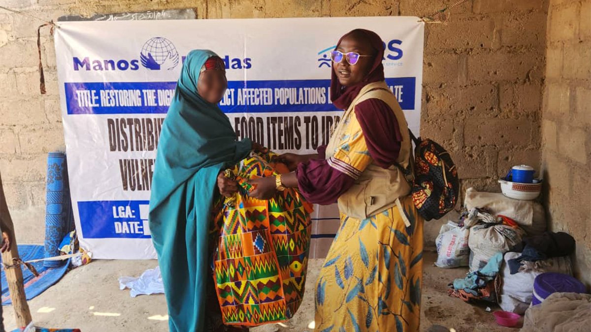jrsWaf's tweet image. 🌟 In Zamfara, JRS Nigeria proudly delivered essential non-food items (NFIs), including hygiene kits, to 850 households grappling with displacement. Our mission is to support their dignity and wellbeing through the project funded by @ManosUnidasONGD. Together, we restore hope! 💛