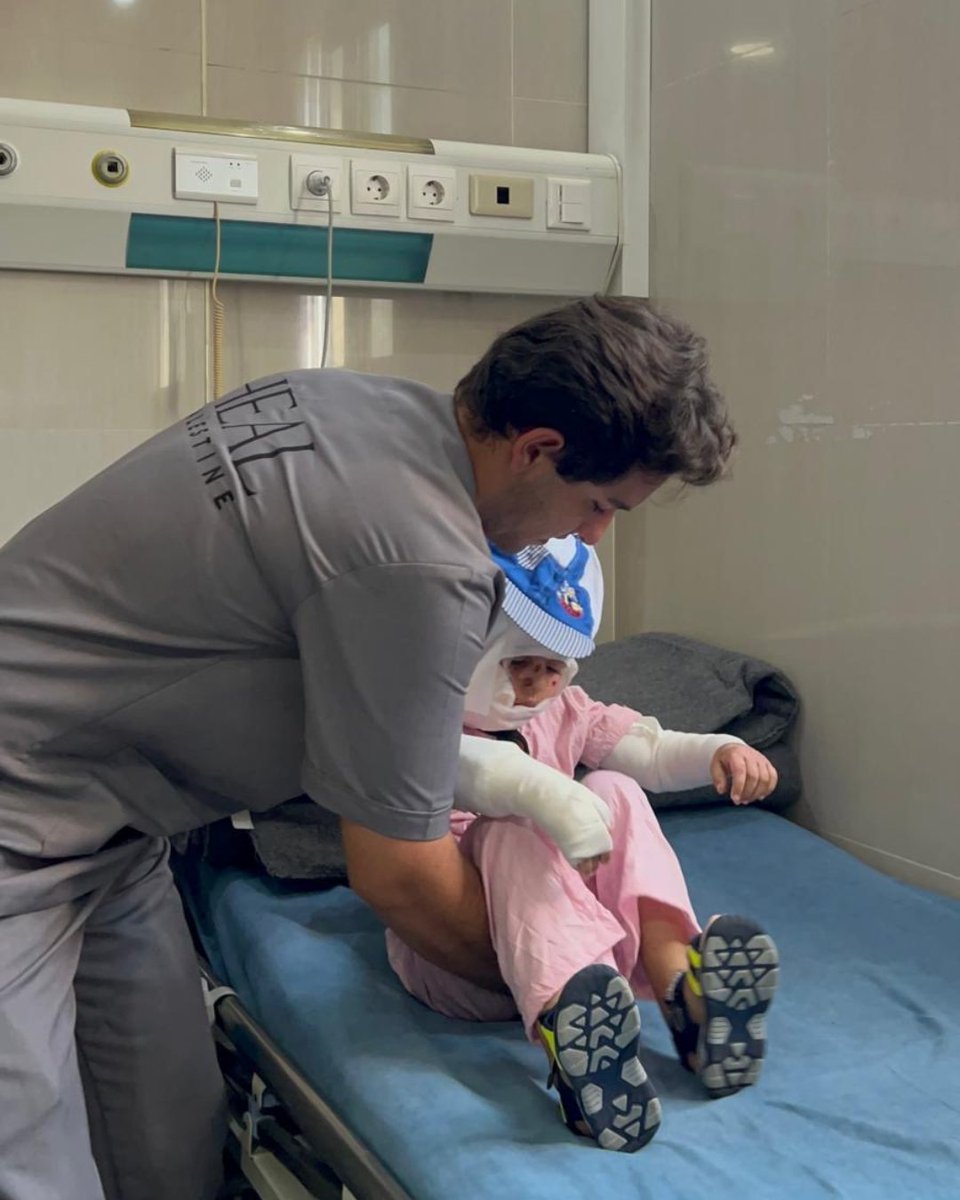 healpalestine_'s tweet image. Haneen, a young girl from Gaza, lost her home and both parents, and suffered severe physical and emotional trauma in a recent bombing of a school where families were taking shelter. HEAL Palestine responded by urgently transferring her to a specialized hospital, assigning a…