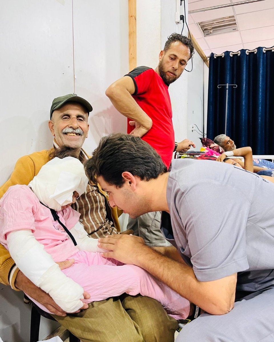 healpalestine_'s tweet image. Haneen, a young girl from Gaza, lost her home and both parents, and suffered severe physical and emotional trauma in a recent bombing of a school where families were taking shelter. HEAL Palestine responded by urgently transferring her to a specialized hospital, assigning a…
